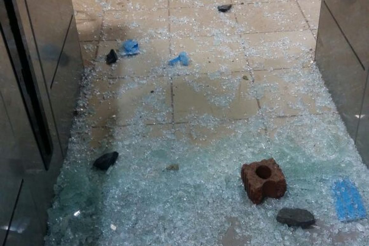 METRORAIL TRAIN HIJACKED BY COMMUTERS